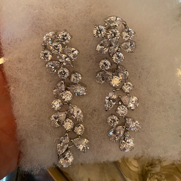 Bridal styles E140 Classic CZ Floral Earrings - Picture 1 of 4